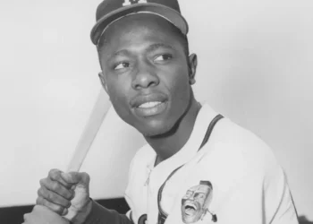 Hank Aaron Breaks Ruth’s Home Run Record Under Pressure